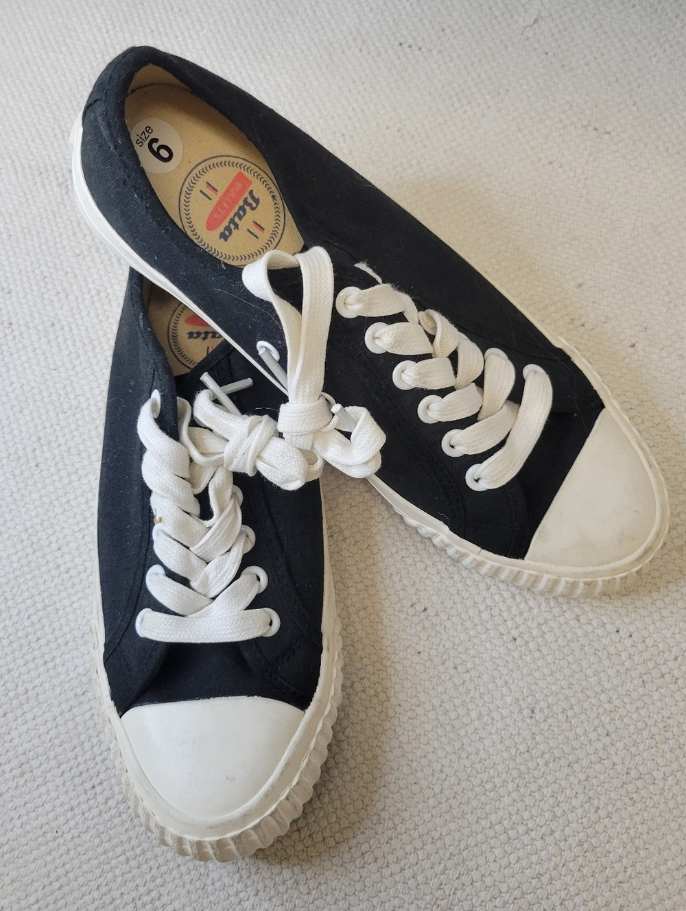 Bata Bullets Low Top Shoes Black with White Accents Men's Size 6